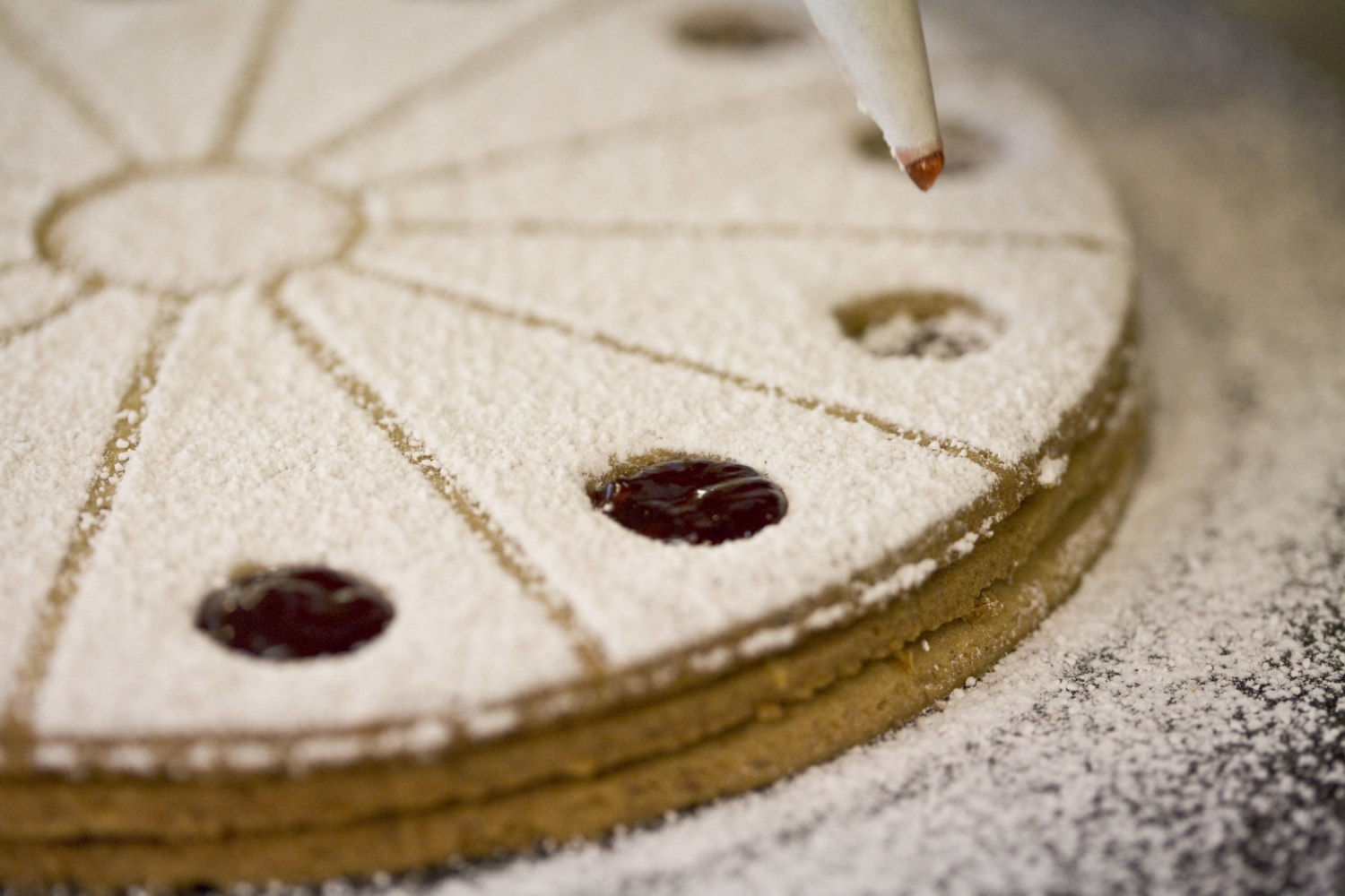 Feinarbeit an der Linzer Torte